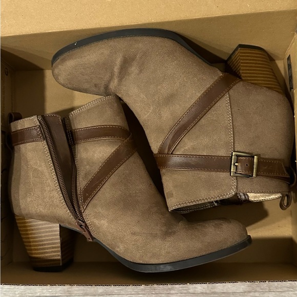 Brown 7.5 Suede Ankle Booties w/ heel - Picture 3 of 5